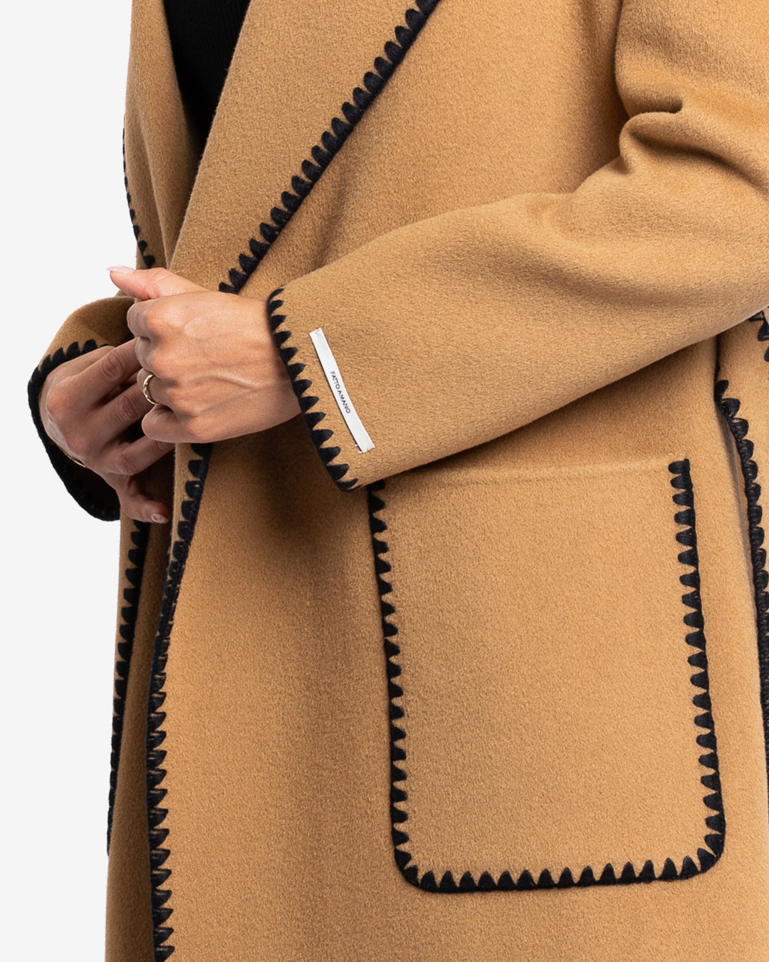 Cappotto con profilo ricamato nero in lana e cashmere cammello