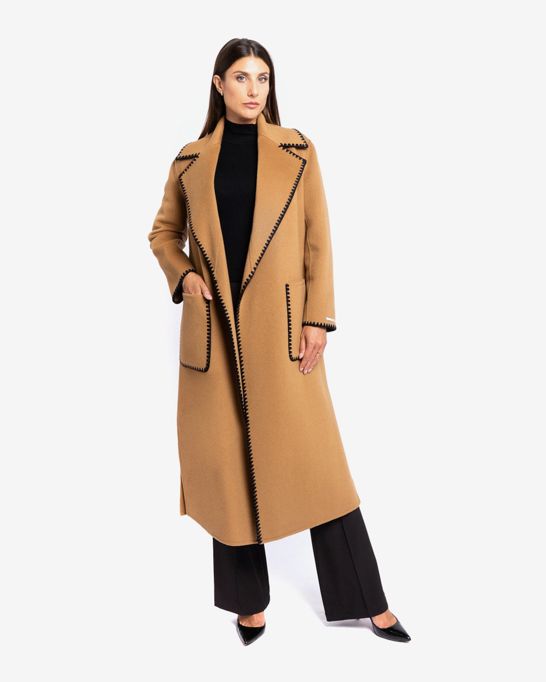 Cappotto con profilo ricamato nero in lana e cashmere cammello