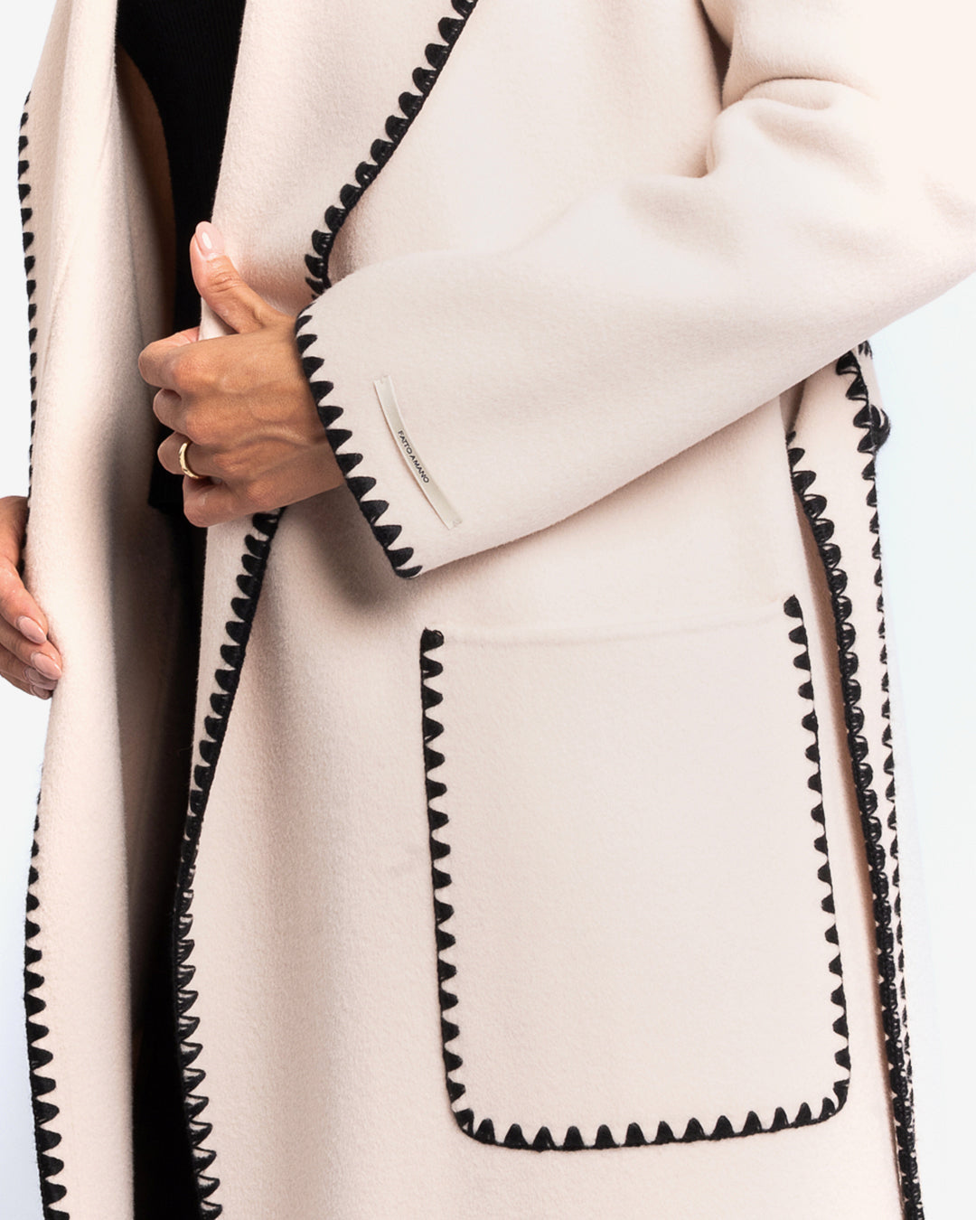 Cappotto con profilo ricamato nero in lana e cashmere champagne