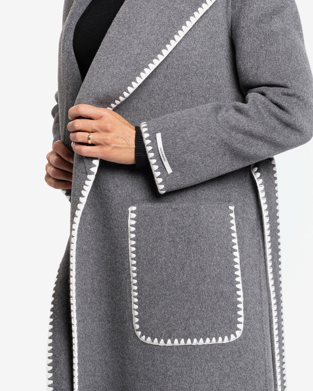 Cappotto con profilo ricamato bianco in lana e cashmere