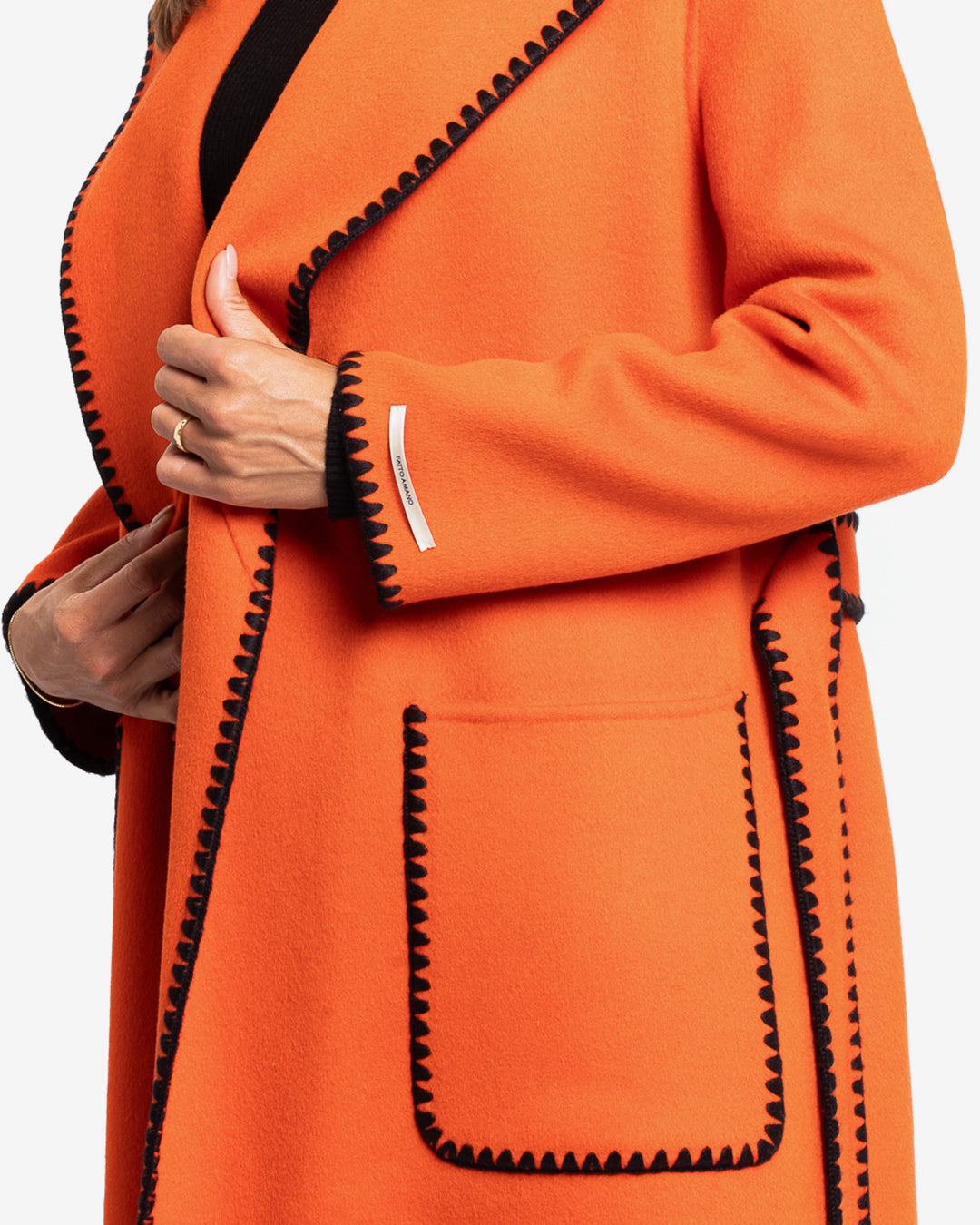 Cappotto con profilo ricamato nero in lana e cashmere arancione